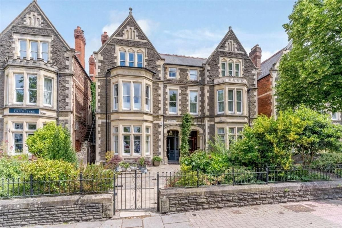 rows of bay-windowed Victorian villas lining Cathedral Road in Pontcanna